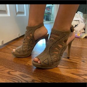 SIZE 9 - Vince Camuto Heels